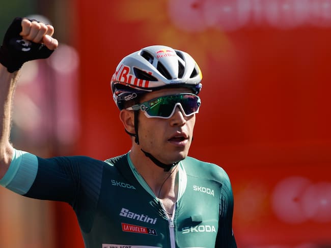 CÓRDOBA, 23/08/2024.- El ciclista belga del Visma Wout van Aert celebra su victoria en la séptima etapa de la Vuelta a España, este viernes entre Archidona y Córdoba, de 180,5 kilómetros de recorrido. EFE/ Javier Lizón