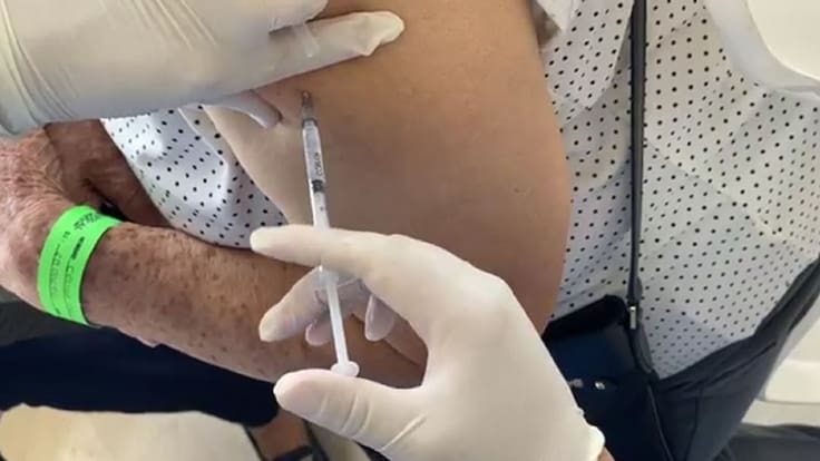 Anunciaron investigación a incidente con vacuna en adulta mayor