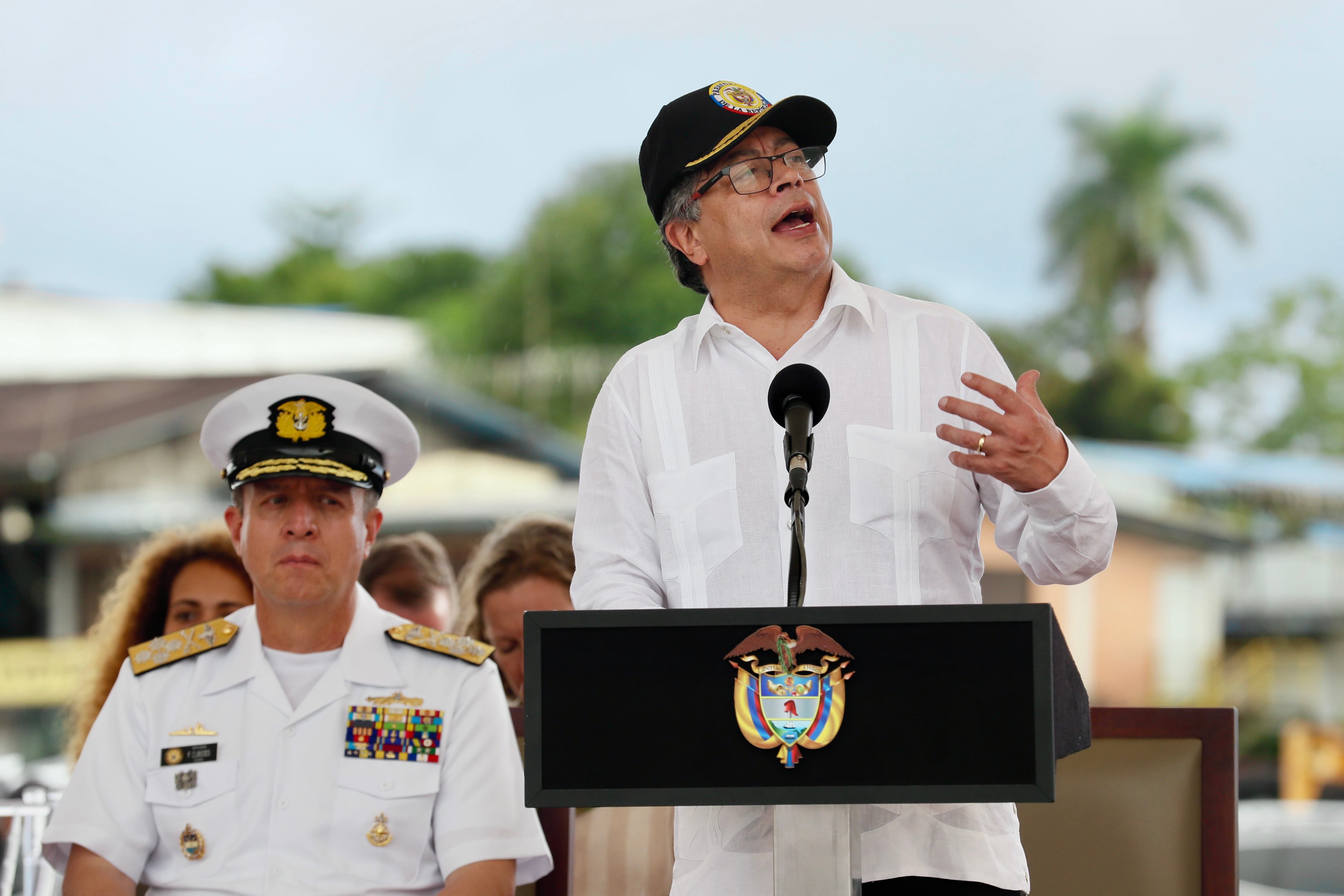 AME4381. BUENAVENTURA (COLOMBIA), 14/12/2023.- El presidente de Colombia, Gustavo Petro, habla hoy durante la ceremonia de despedida del buque ARC Simón Bolívar, en Buenaventura (Colombia). Con el propósito de desarrollar proyectos científicos, entre ellos el impacto de la crisis climática en las regiones costeras, zarpa este jueves hacia la Antártida el 'ARC Simón Bolívar', el buque más grande construido en Colombia dedicado a la investigación marina. EFE/ Carlos Ortega