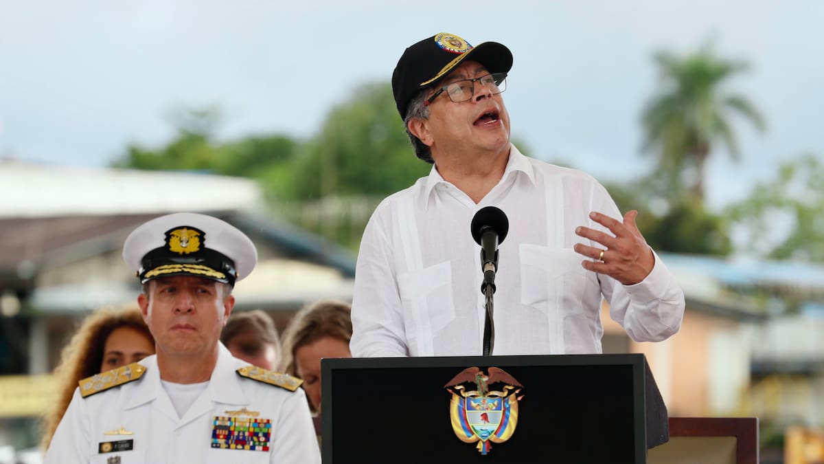 Petro a Fuerzas Militares: “Yo no meto a mis hijos en un avión de 40 años de viejo”