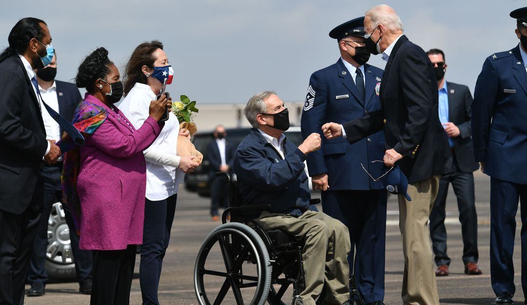 El gobernador de Texas, Greg Abbot, recibiendo al presidente Joe Biden en una de sus primeras visitas como mandatario al estado.