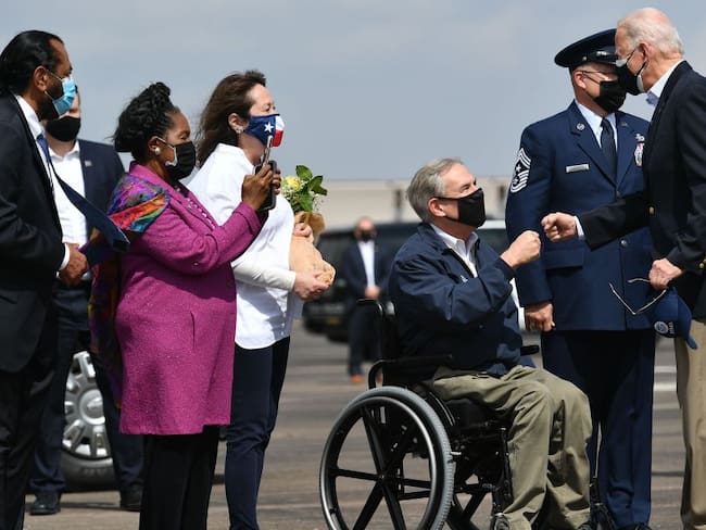 El gobernador de Texas, Greg Abbot, recibiendo al presidente Joe Biden en una de sus primeras visitas como mandatario al estado.