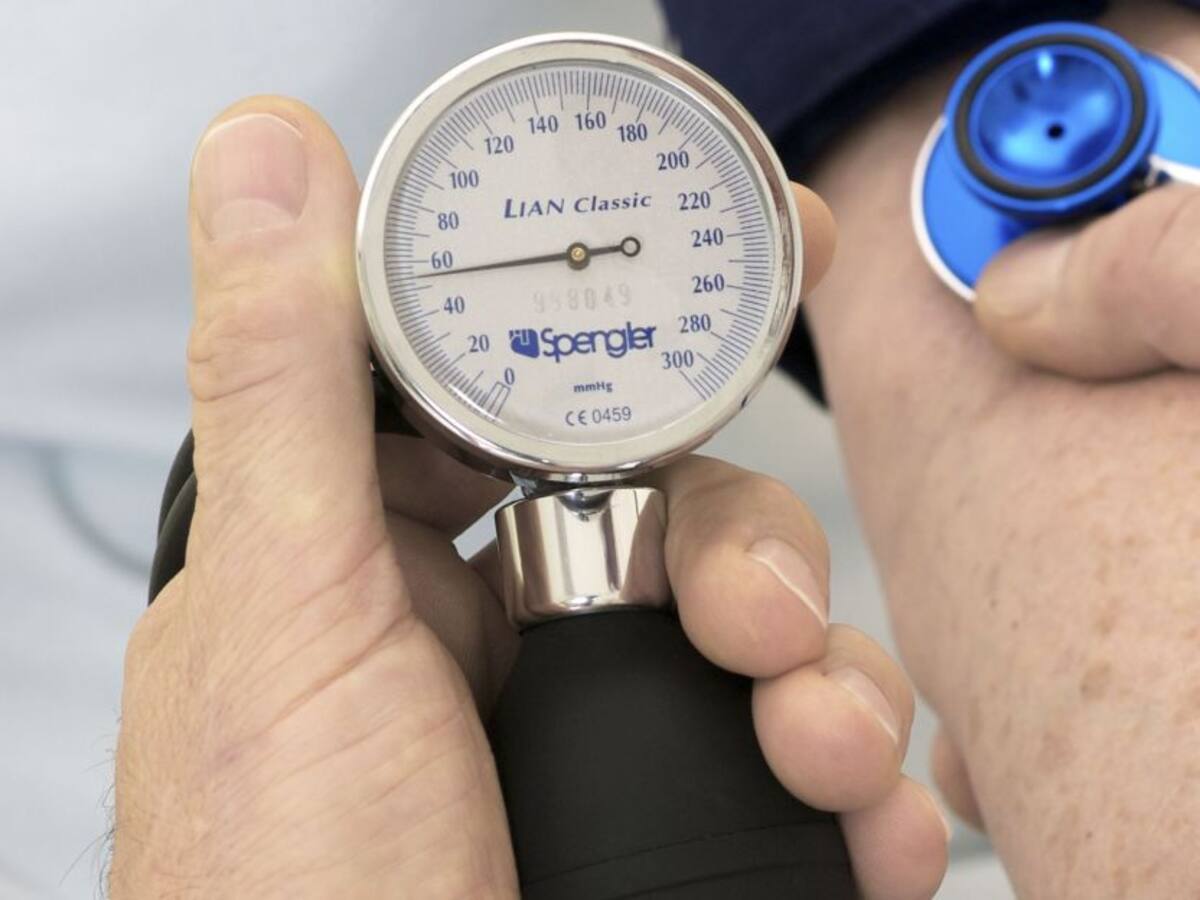 Piden al gobierno corregir proyección de vacunación COVID en hipertensos