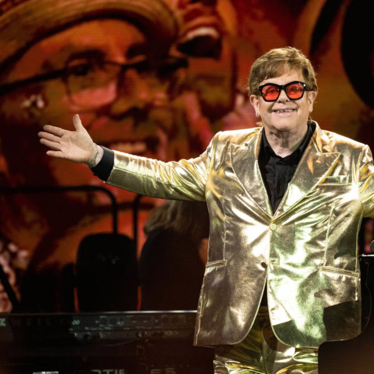 ELTON JOHN estrena nuevo video: ‘Step into christmas’ protagonizado por Cara Delevingne