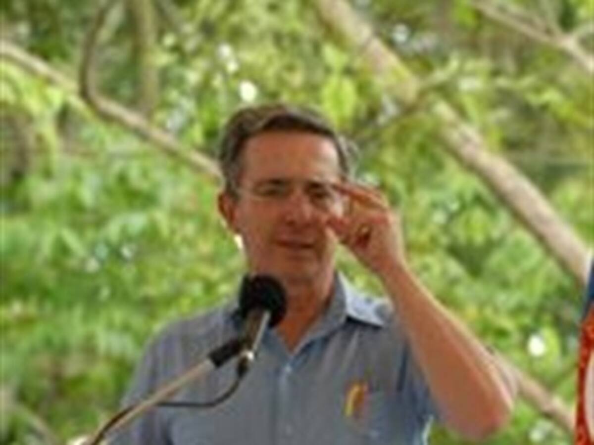 Presidente Uribe pide acabar con bandas criminales de Antioquia