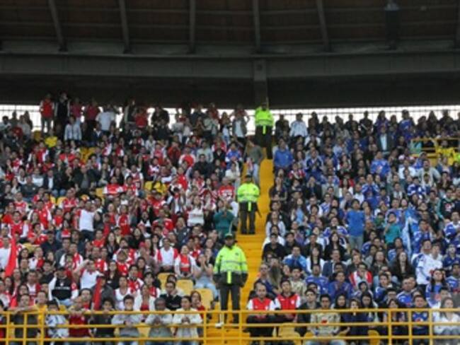 Al menos 14 barras bravas tienen vínculos con narcomenudeo: Corporación Nuevo Arcoiris