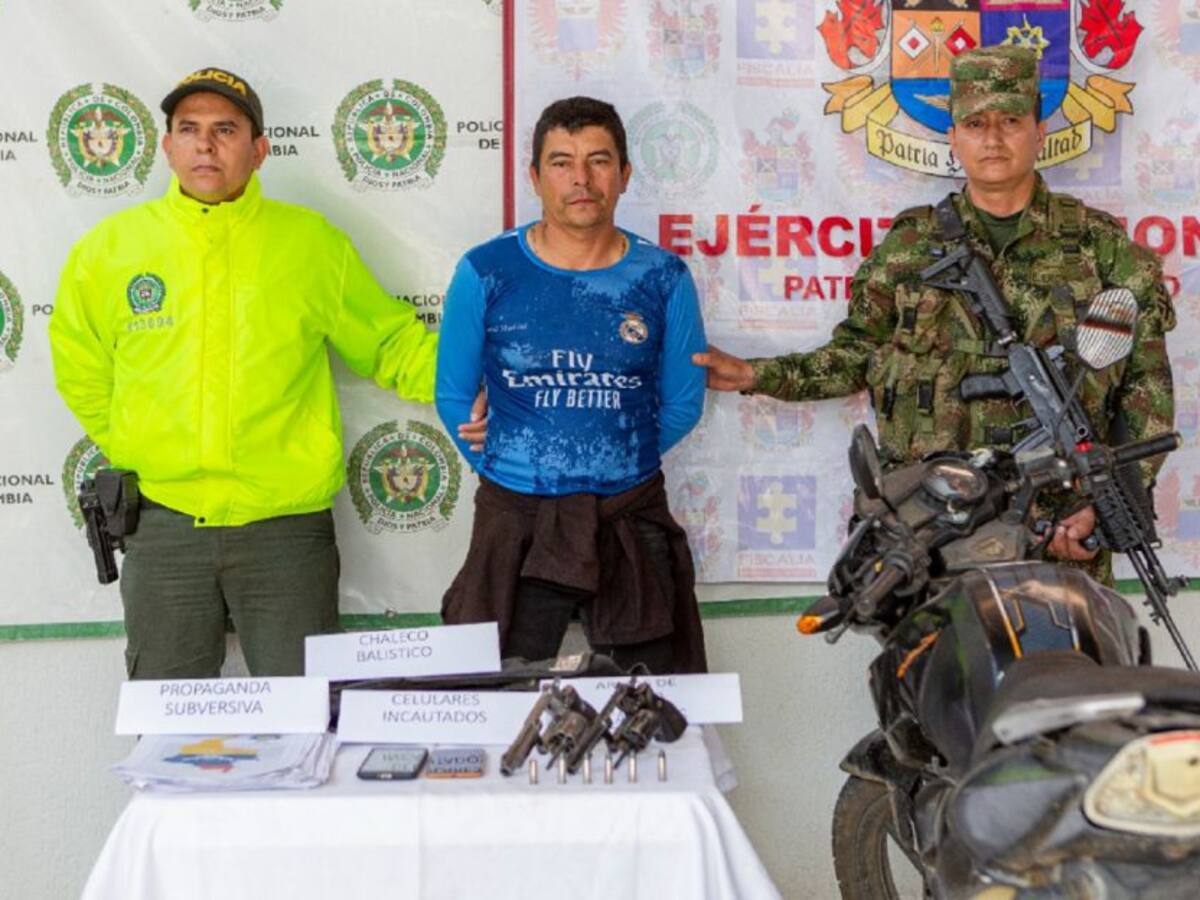 En el Huila fueron capturados dos hombres con propaganda subversiva y armas