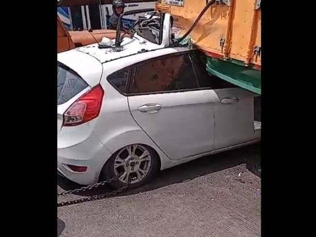 Impactante accidente en Cartagena: carro particular terminó debajo de un furgón