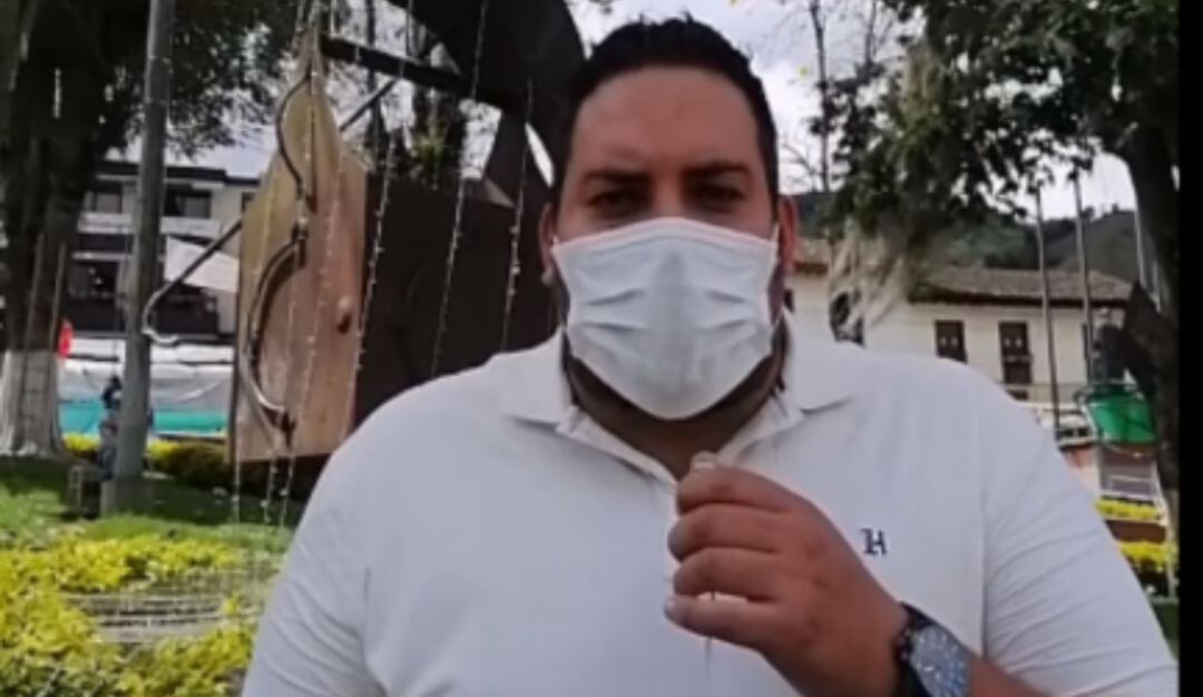 Funcionario encargado del alumbrado en Pácora, Caldas 