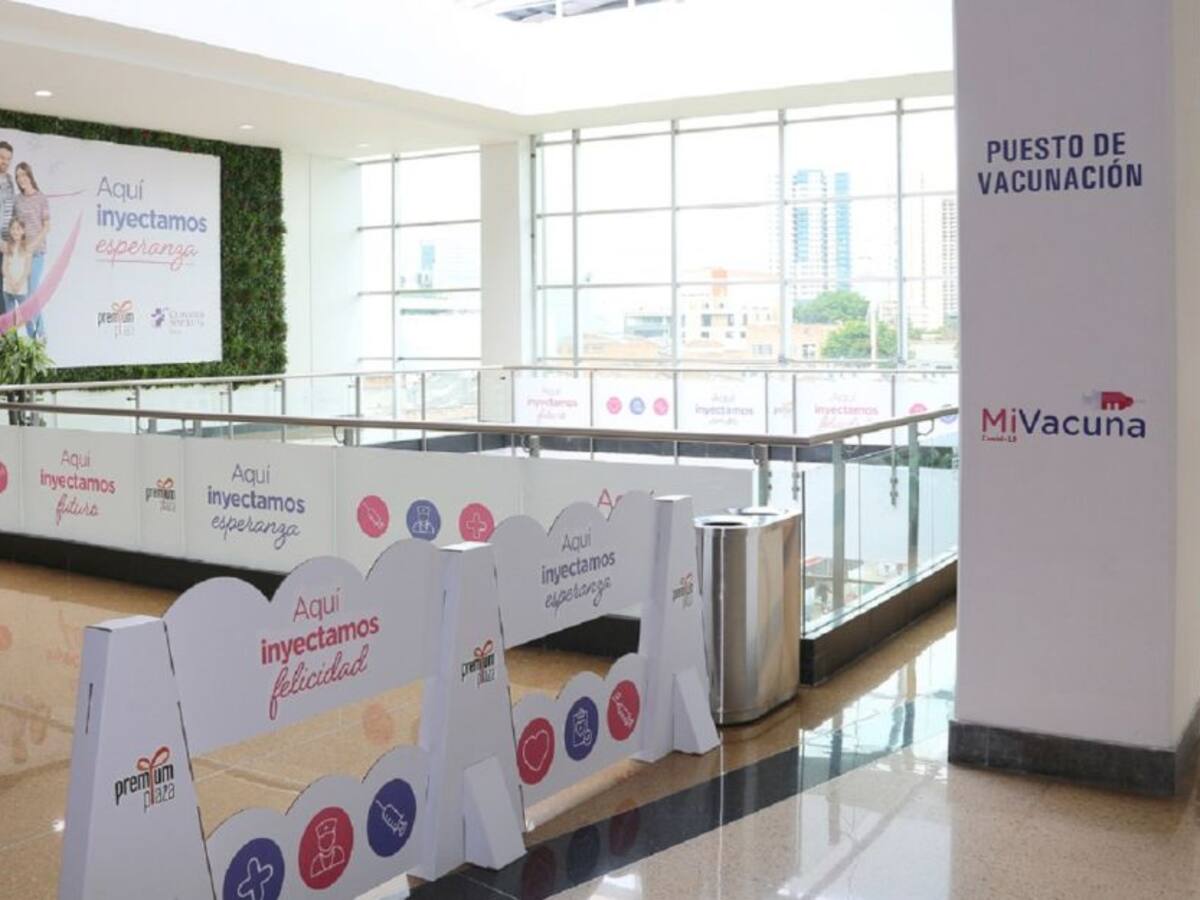 En Medellín el CC Premium Plaza habilitó un punto masivo de vacunación