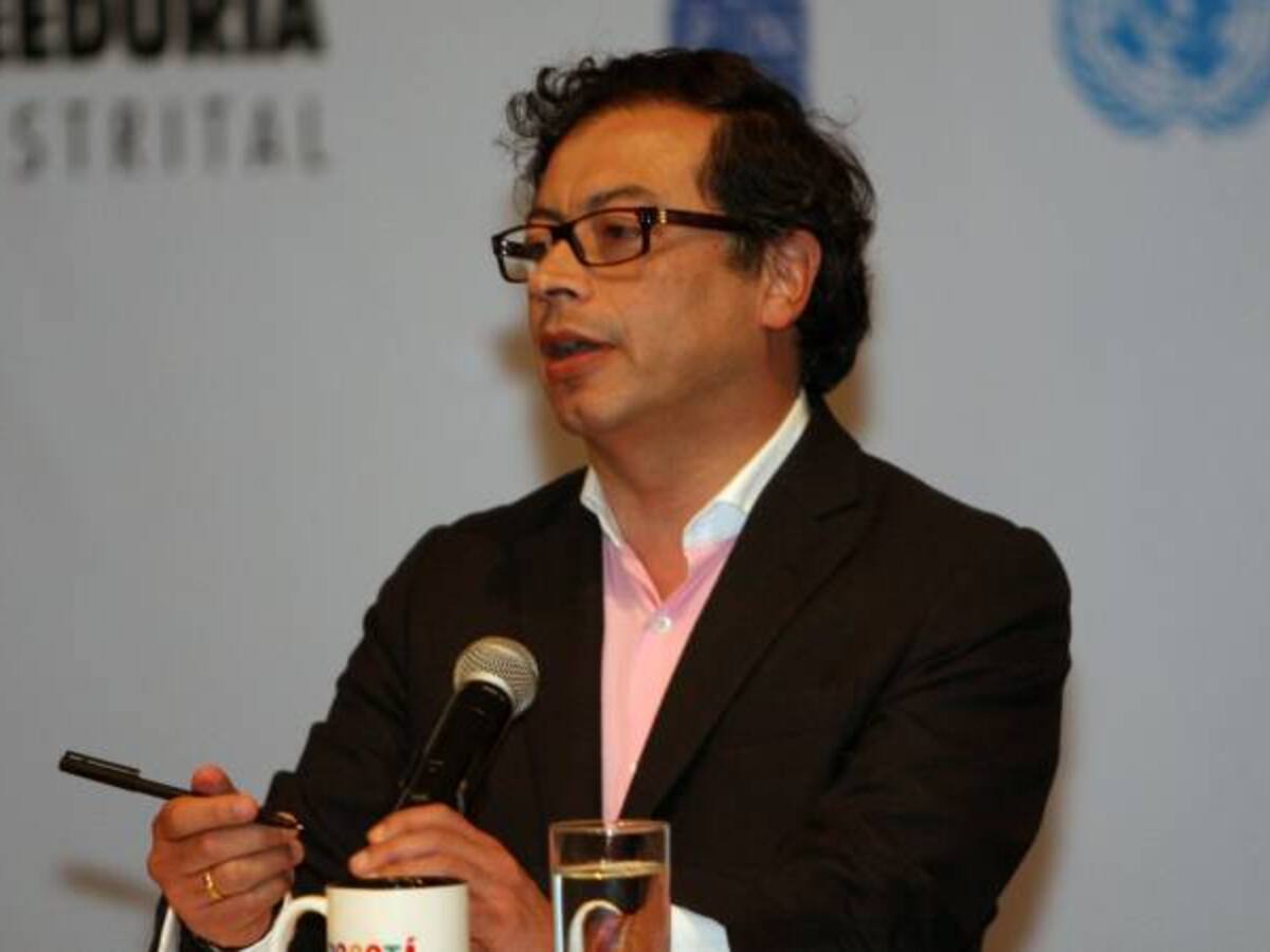 Petro cuestiona tribunal de arbitramento que falló contra reversión de camiones