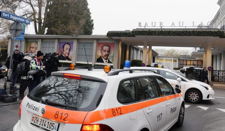 Un coche policial llega al hotel 'Baur au Lac' de Zúrich (Suiza), donde tuvieron lugar algunos de las detenciones vinculadas con la investigación por corrupción contra la FIFA.