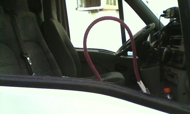 Uno de los vidrios destruidos de la ambulancia del Municipio de Piojó.