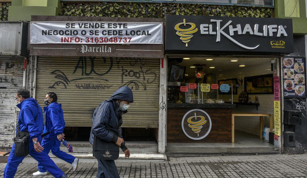 Negocios bogotanos afectados por la pandemia y las restricciones por el coronavirus en Colombia. 