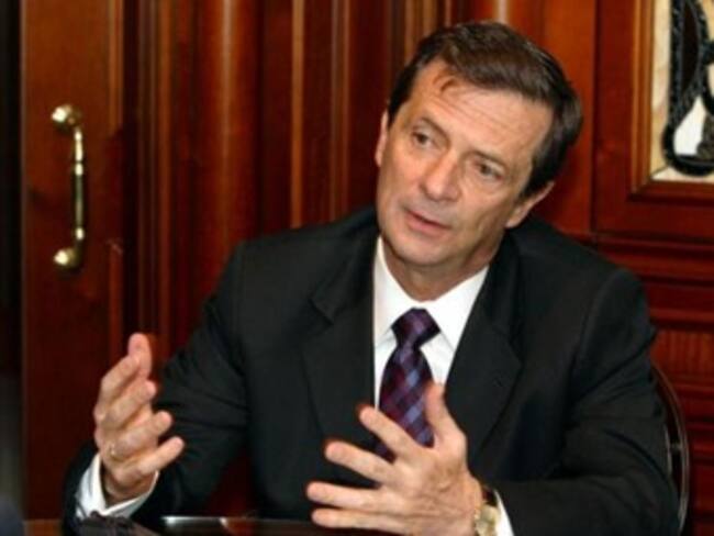 En firme inhabilidad de 12 años contra exministro Fernando Londoño