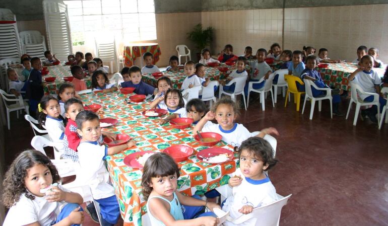 Nutricionistas aseguran que aporte calórico, que entrega el Gobierno en comedores escolares no es suficiente para su rendimiento académico.   