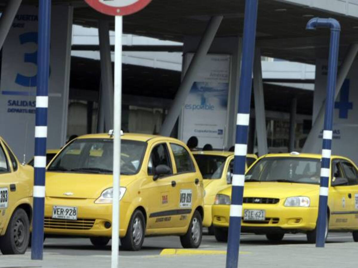 Taxistas de Tunja alarmados por la escasez de gasolina en la ciudad, debido al paro camionero