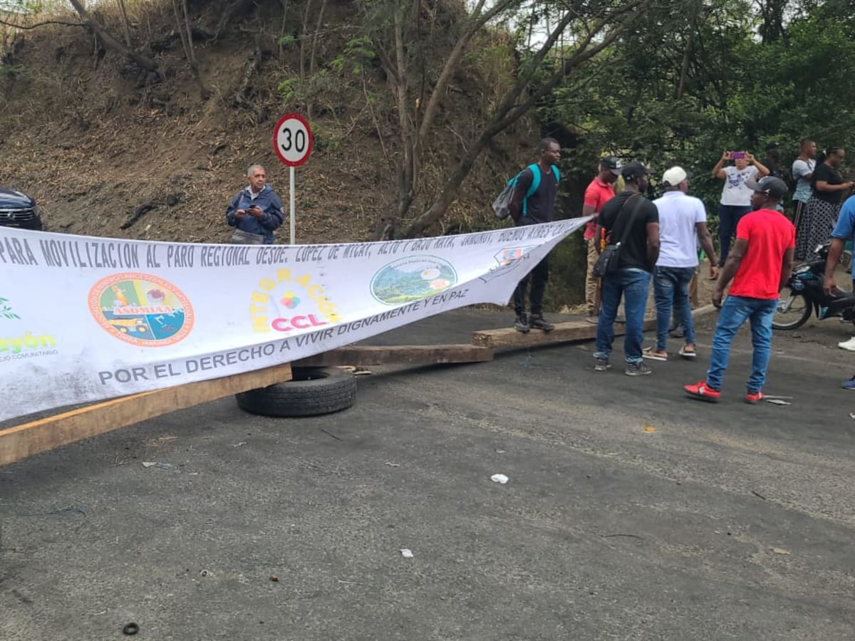 Vía al puerto de Buenaventura permanece bloqueada por comunidades del Cauca