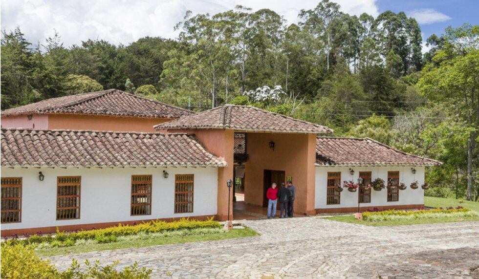 Por otra parte para aquellos que prefieren lugares más aislados y tranquilos, el Hotel Recinto Quirama puede ser la opción ideal para eventos y celebraciones, pues cuenta con 54 habitaciones y salones para 700 personas en el Carmen de Viboral, a tan solo 5 minutos de San Antonio de Pereira, este hotel de corte colonial puede ofrecer la relajación y descanso que necesitas.