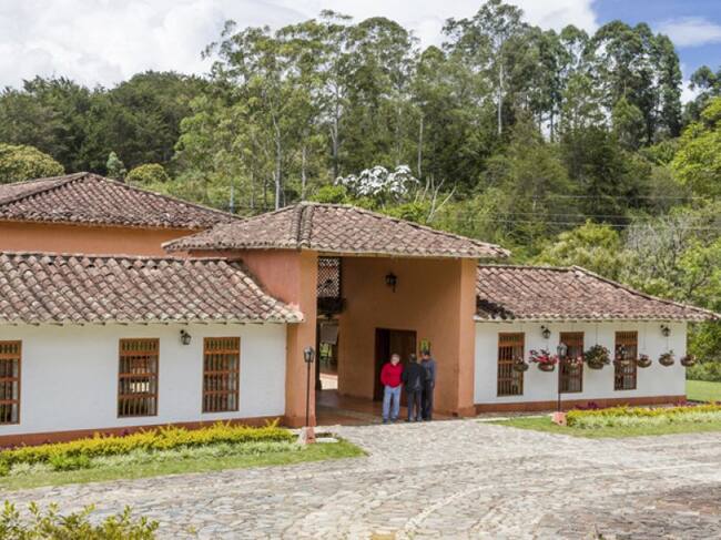 Por otra parte para aquellos que prefieren lugares más aislados y tranquilos, el Hotel Recinto Quirama puede ser la opción ideal para eventos y celebraciones, pues cuenta con 54 habitaciones y salones para 700 personas en el Carmen de Viboral, a tan solo 5 minutos de San Antonio de Pereira, este hotel de corte colonial puede ofrecer la relajación y descanso que necesitas.