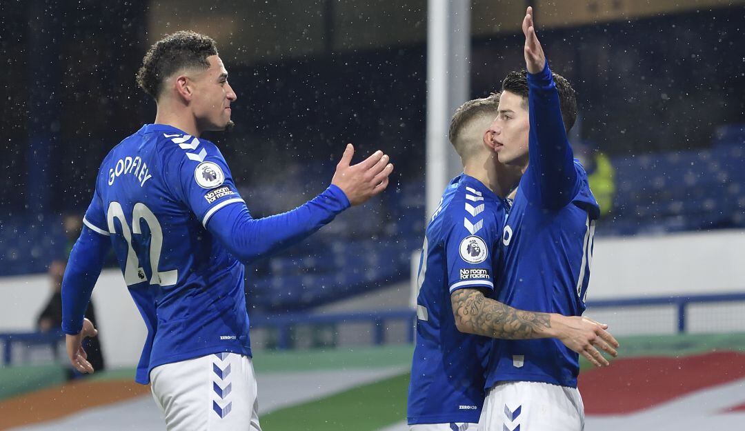 Ben Godfrey, Lucas Digne y James Rodríguez, futbolistas del Everton