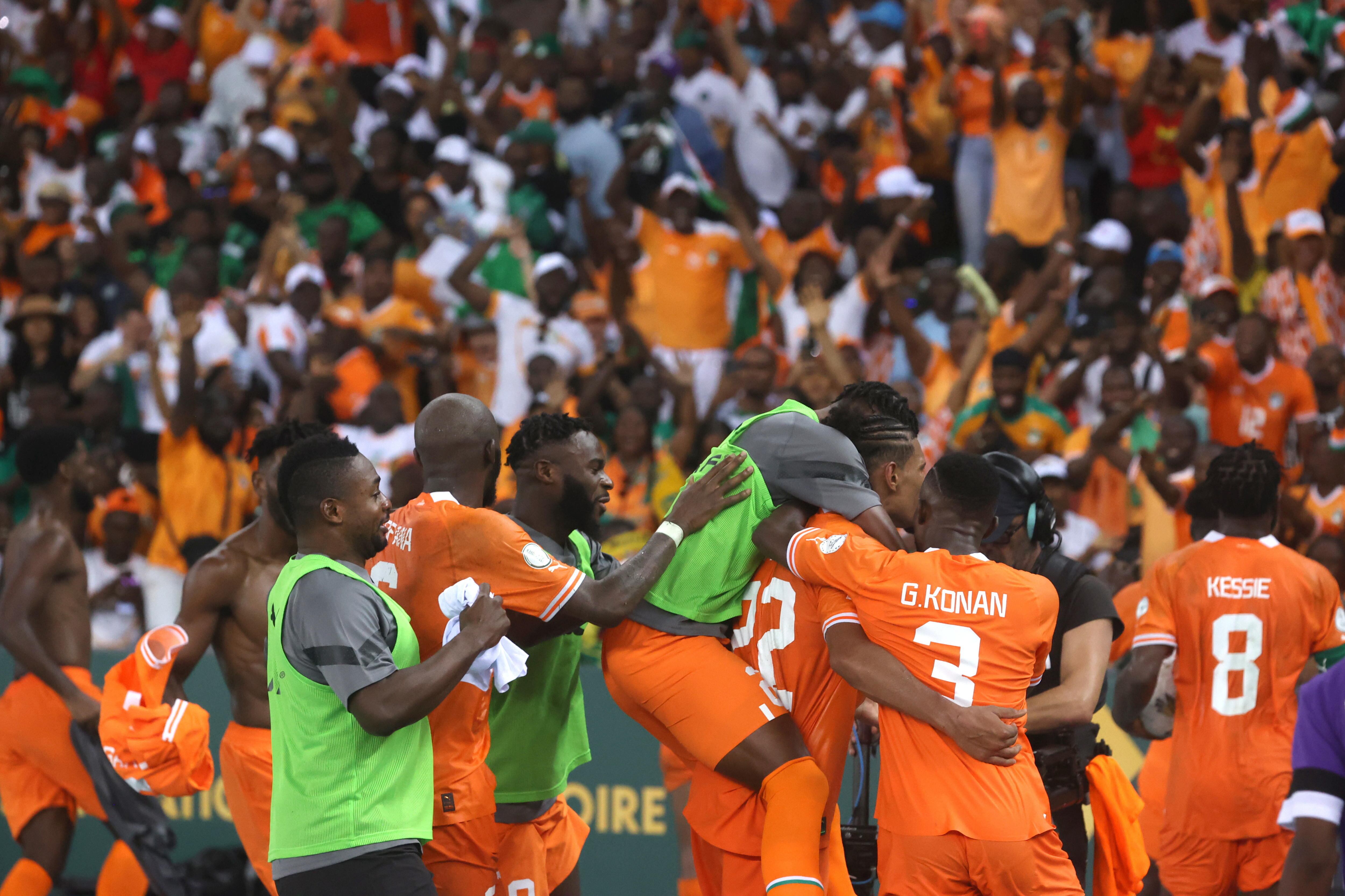 Jugadores de Costa de Marfil celebran el título conseguido en la Copa Afrianca. EFE/EPA/LEGNAN KOULA