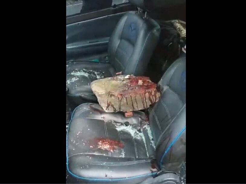 Piedra lanzada a un carro en Medellín por habitantes de calle- foto video cortesía