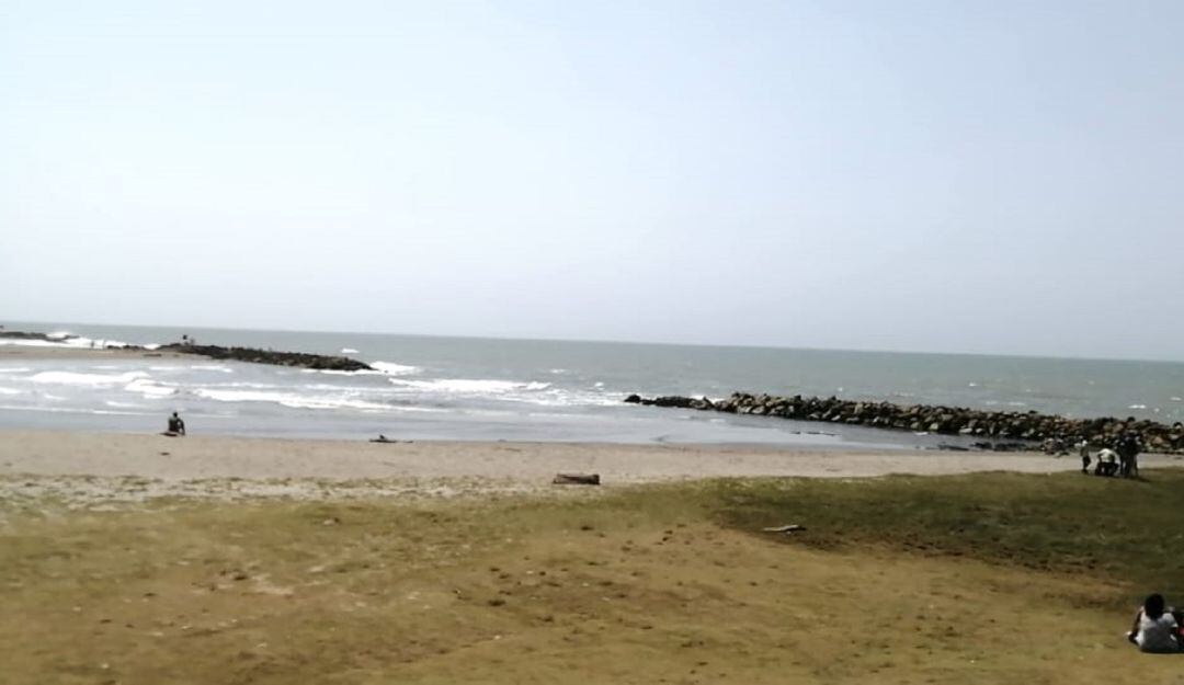 Guardacostas de la Armada busca a un joven que desapareció tras ser arrastrado por el mar al tratar de auxiliar a otras personas