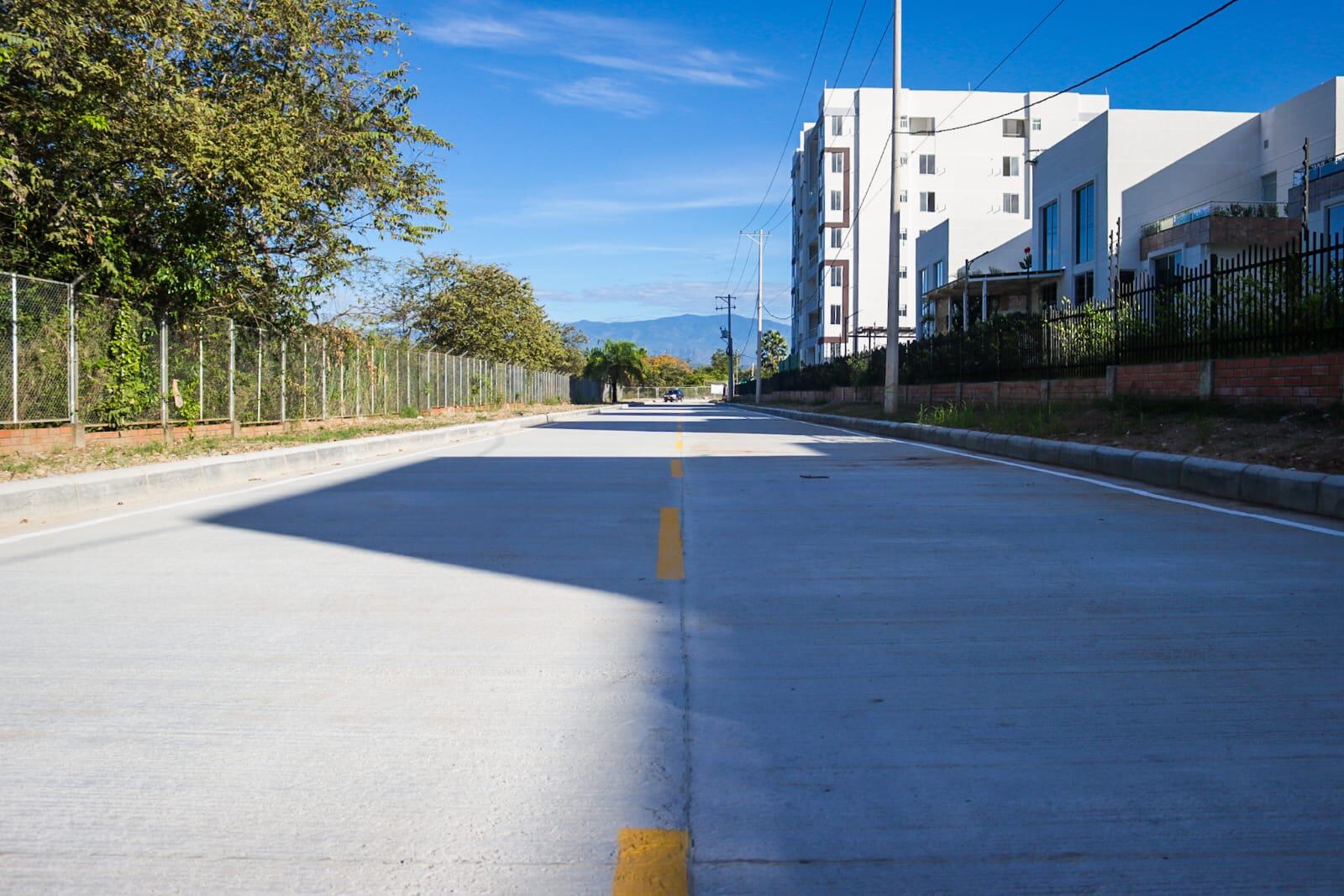 Conecta la Avenida Carrera 30, la Calle 28 sur.