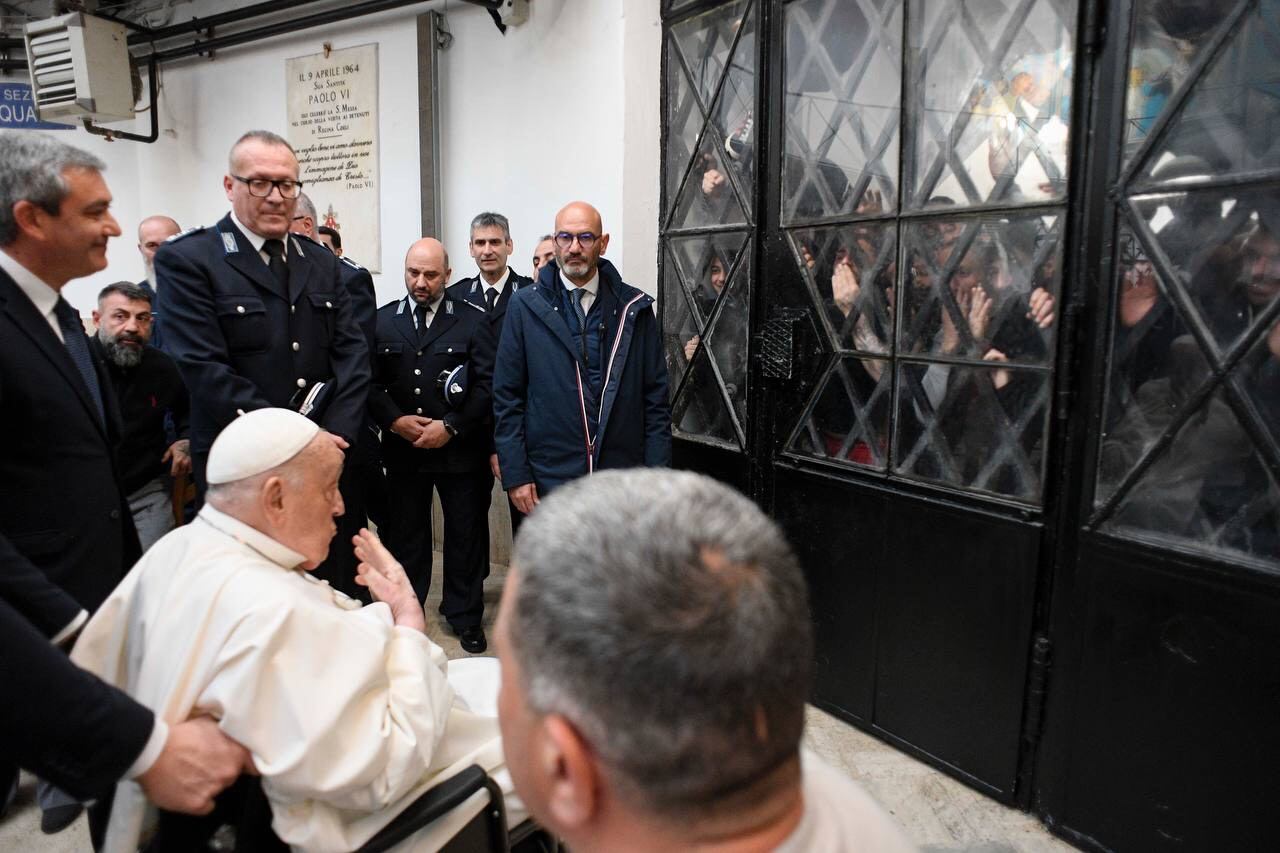 ROMA (ITALIA), 17/04/2025.- El papa Francisco ha decidido mantener su tradicional visita a una cárcel en la tarde de Jueves Santo y hoy pasó brevemente por la de 'Regina Coeli', en el centro de Roma, pese a estar todavía convaleciente por sus problemas respiratorios. EFE/ Vatican Media SÓLO USO EDITORIAL / SÓLO DISPONIBLE PARA ILUSTRAR LA NOTICIA QUE ACOMPAÑA (CRÉDITO OBLIGATORIO)