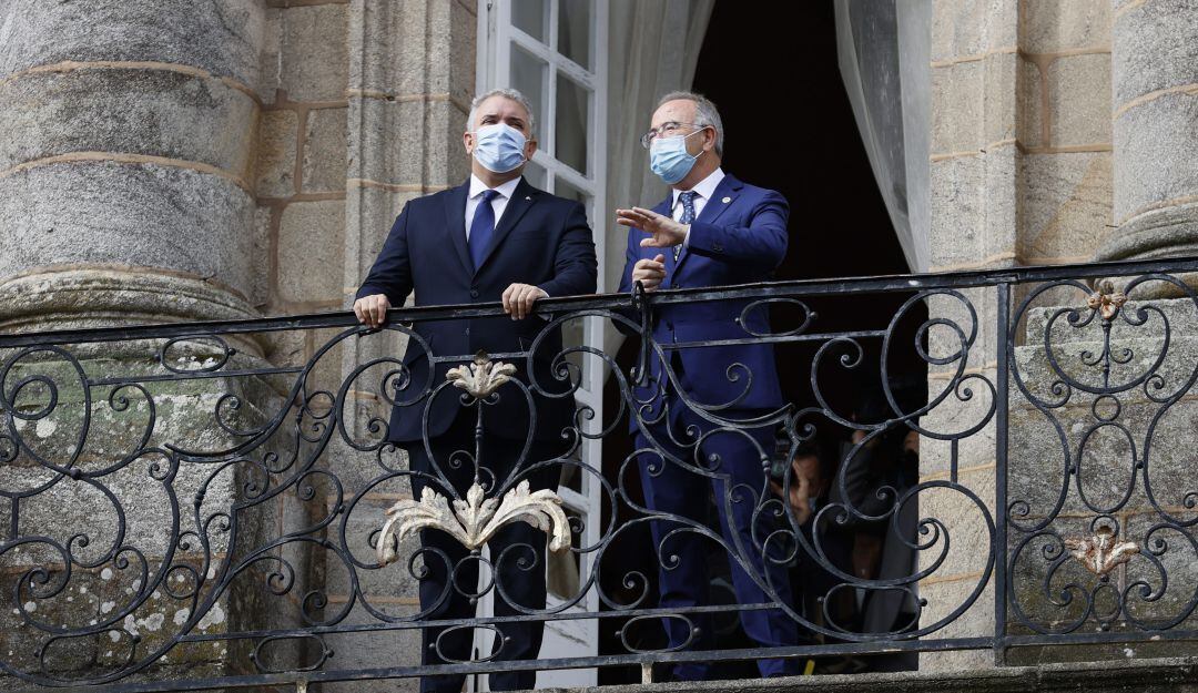 El presidente de Colombia, Iván Duque en el balcón del ayunatamiento junto al alcalde, Xosé Bugallo