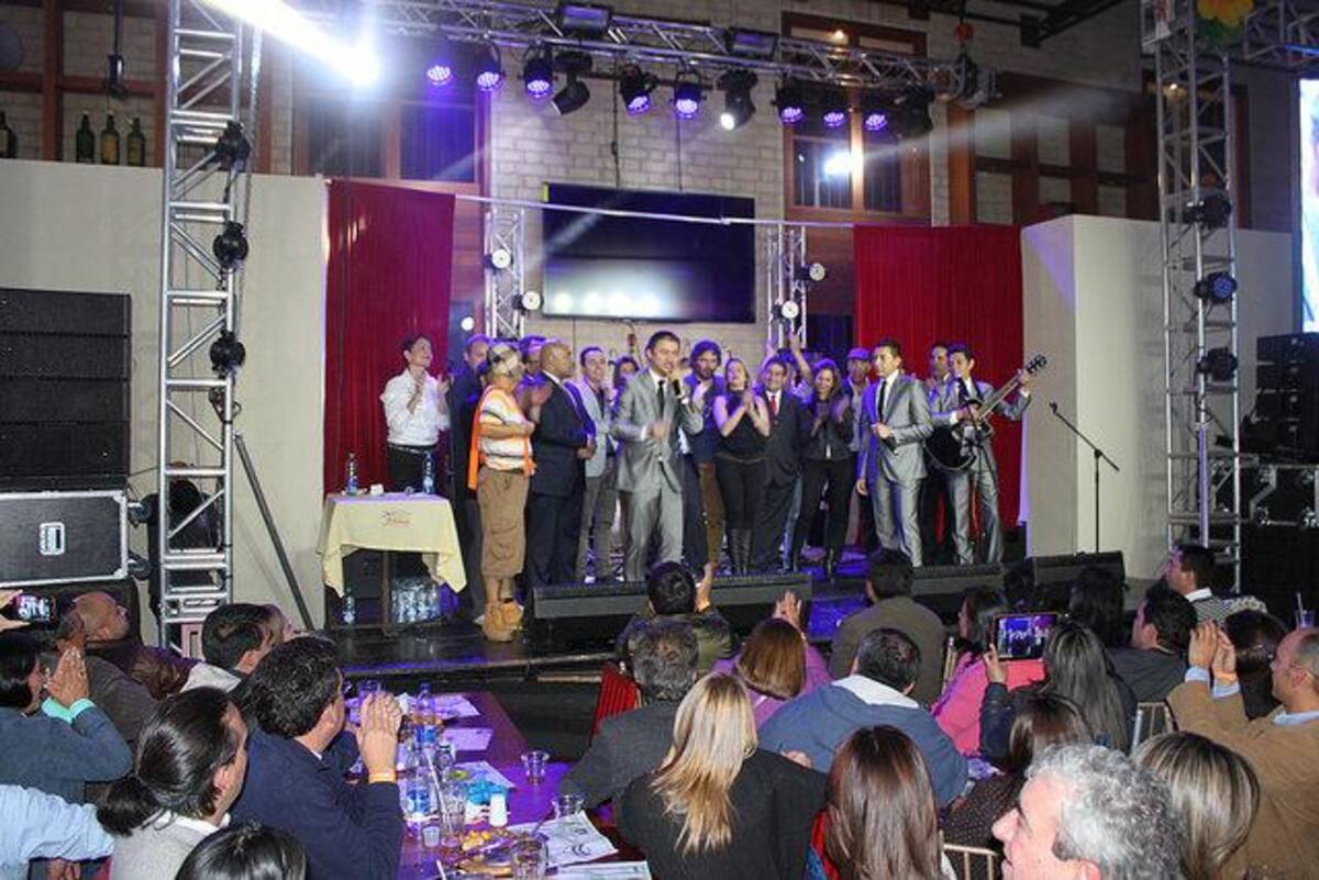 Con imitaciones en vivo y la presencia de sus colaboradores de varias ciudades, fue destacada la labor de Peláez en el programa. Fotos: Cortesía Don Jediondo Campestre.
