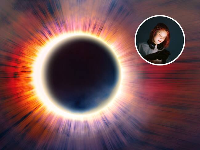 Eclipse solar anular y de fondo una mujer observando su celular (Fotos vía Getty Images)