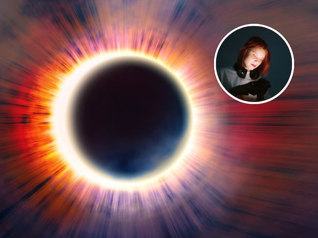 Eclipse solar anular y de fondo una mujer observando su celular (Fotos vía Getty Images)