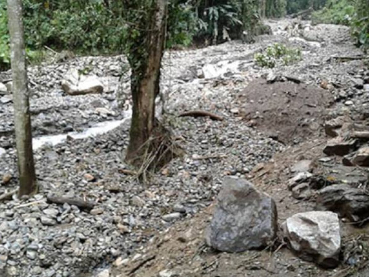 Emergencia vial en Santuario por desbordamiento de la quebrada El Diablo