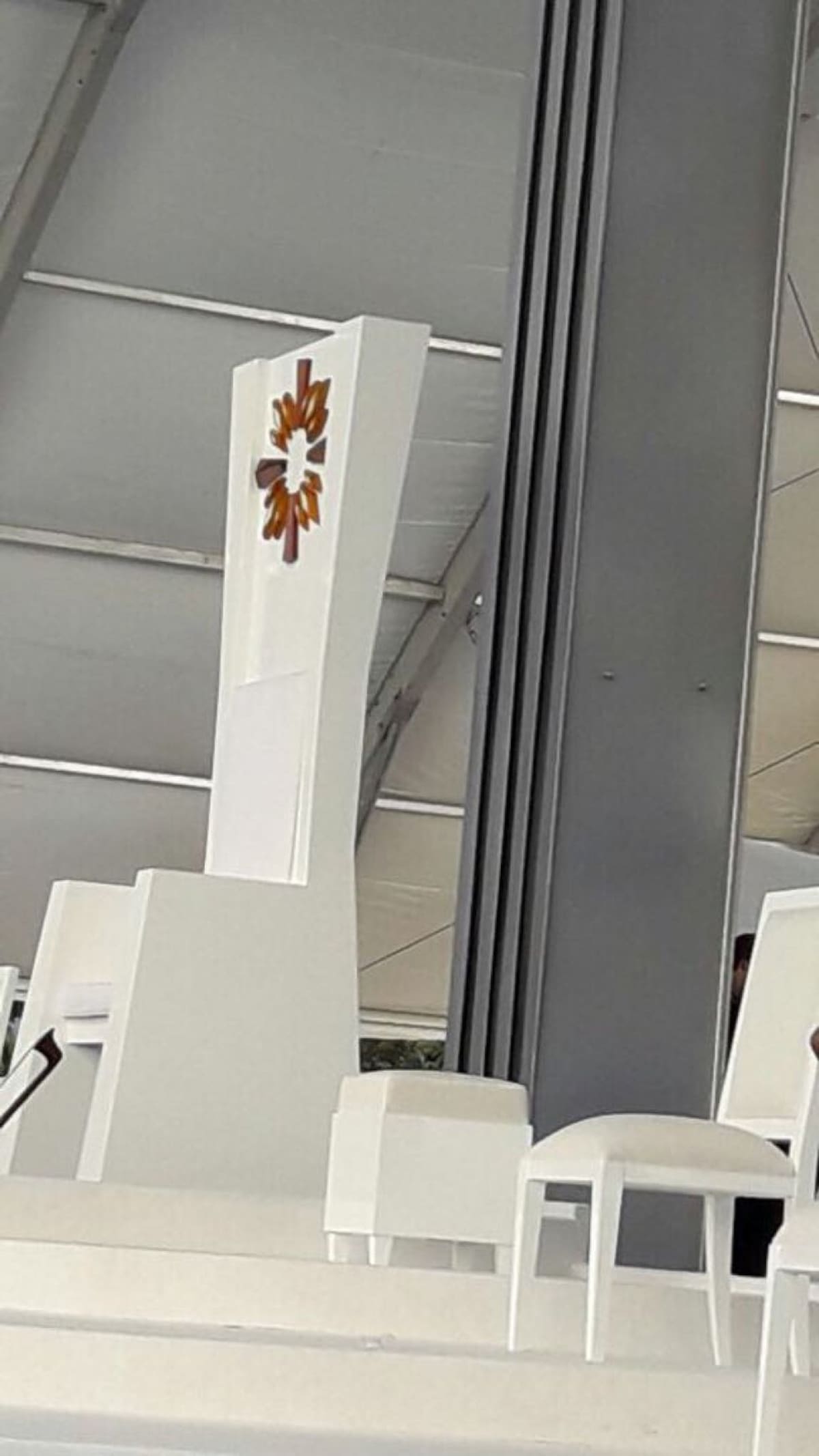 El trono papal ya está ubicado para el pontífice.