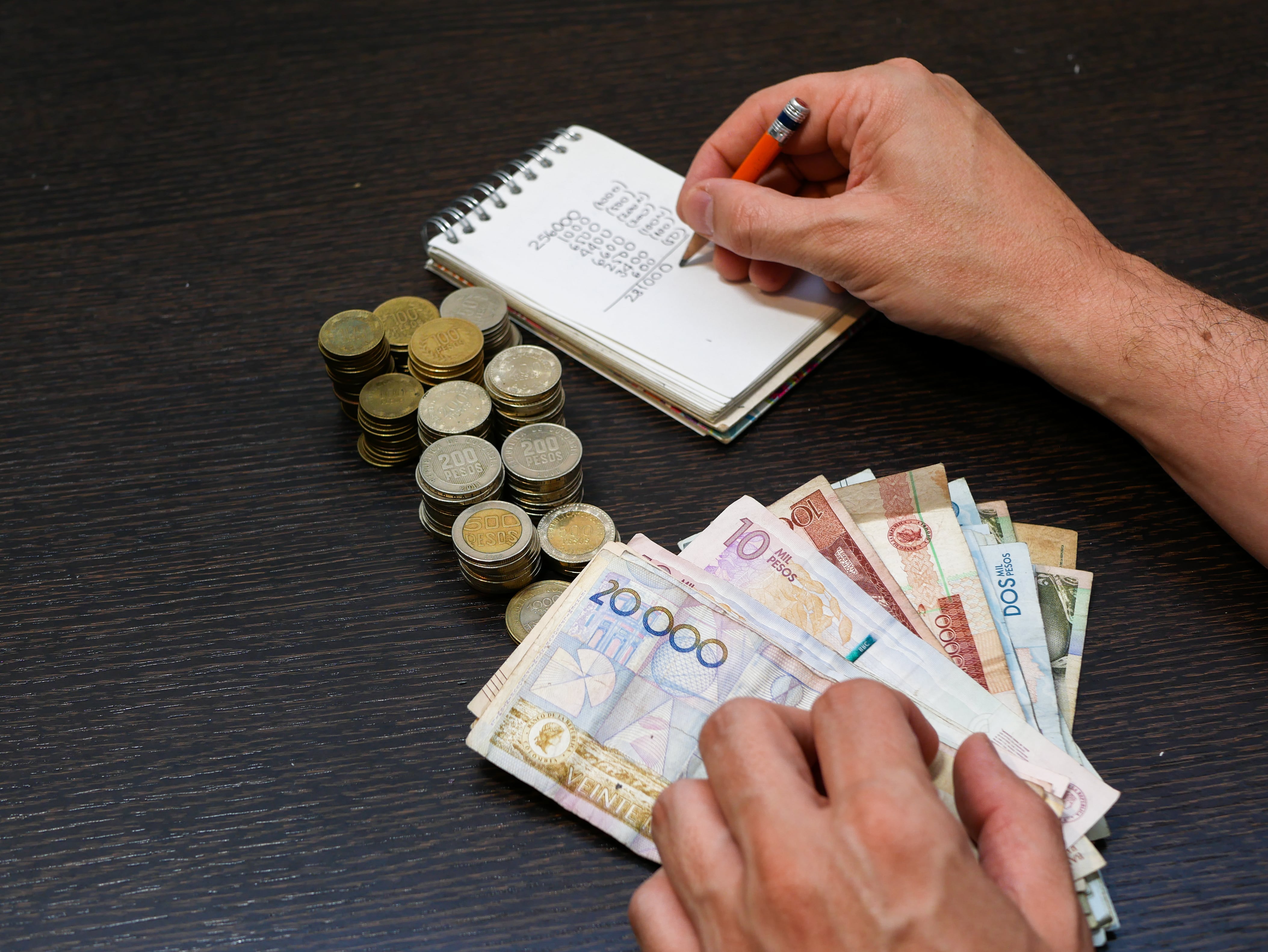 Imagen de referencia de dinero colombiano. Foto: Ricardo Vallejo / EyeEm / Getty Images