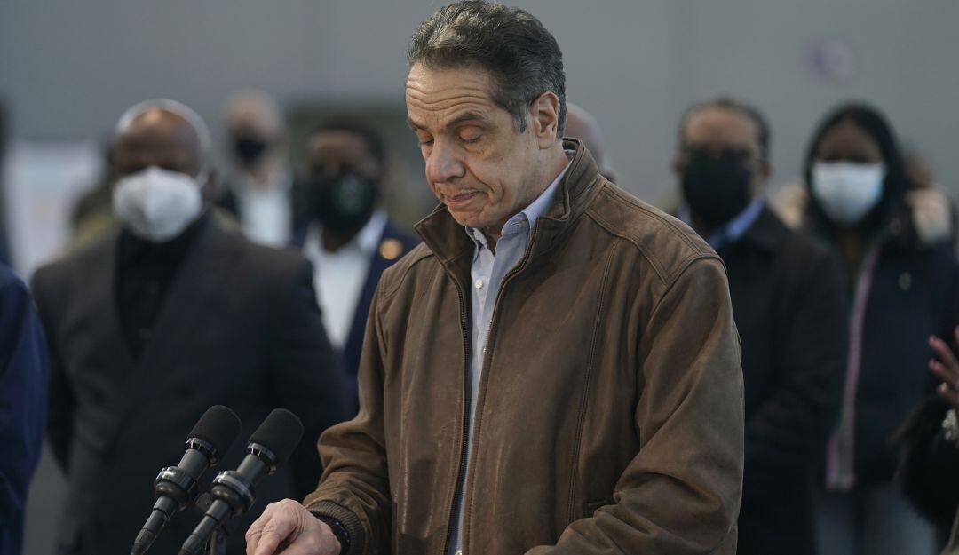 El gobernador Andrew Cuomo durante su visita a un centro de vacunación en Nueva York.