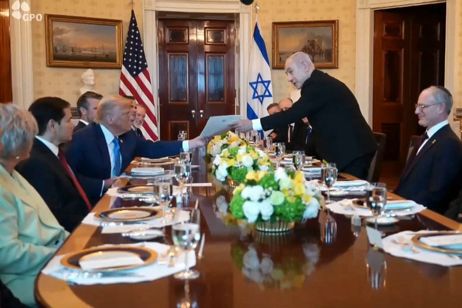 WASHINGTON, 08/07/2025.- El primer ministro israelí, Benjamín Netanyahu, anunció este martes que ha nominado al presidente de Estados Unidos, Donald Trump, para el Premio Nobel de la Paz. Netanyahu (d) entregó a Trump la carta de nominación durante una cena en la Casa Blanca, en la que ambos discutieron la propuesta estadounidense de un alto el fuego de 60 días en la Franja de Gaza. El primer ministro elogió los esfuerzos de Trump por promover la paz en muchos países, pero especialmente en Oriente Medio. Es bien merecido y deberías recibirlo, afirmó Netanyahu en referencia al Nobel. El anuncio sorprendió a Trump, quien agradeció el gesto diciendo: Viniendo de ti, es muy significativo. En la foto, Netanyahu hace entrega de la propuesta a Trump en una captura de un vídeo difundido por la Oficina de Prensa del Gobierno de Israel. EFE/ GPO - SOLO USO EDITORIAL/SOLO DISPONIBLE PARA ILUSTRAR LA NOTICIA QUE ACOMPAÑA (CRÉDITO OBLIGATORIO) -