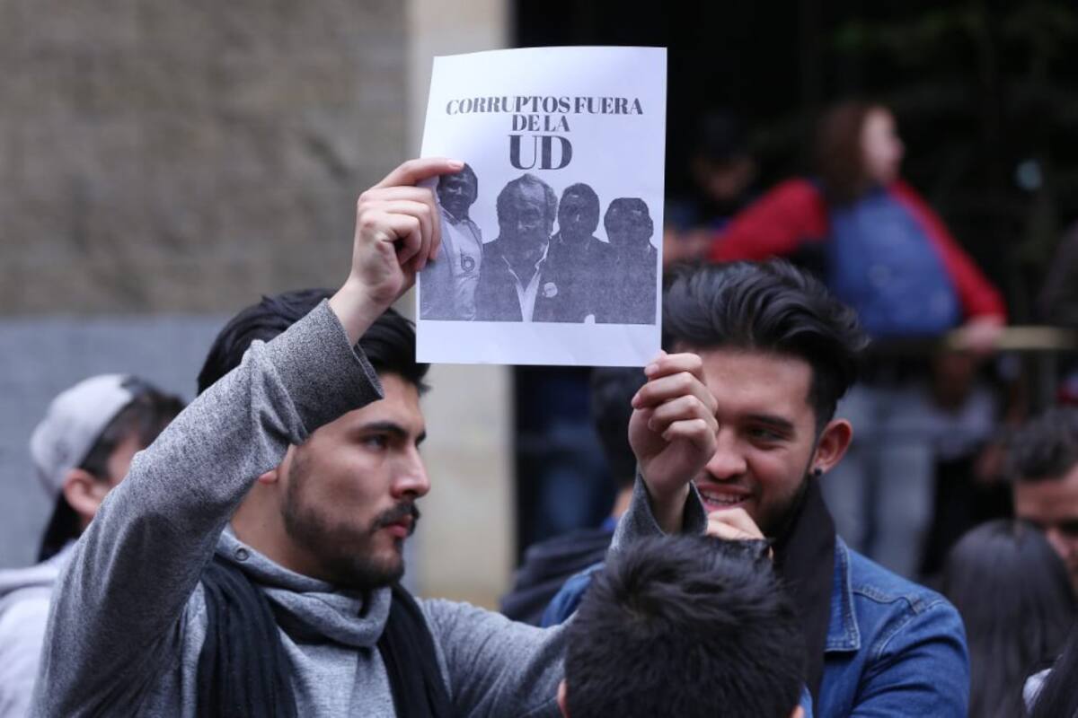 Estudiantes protestando en contra de la corrupción.