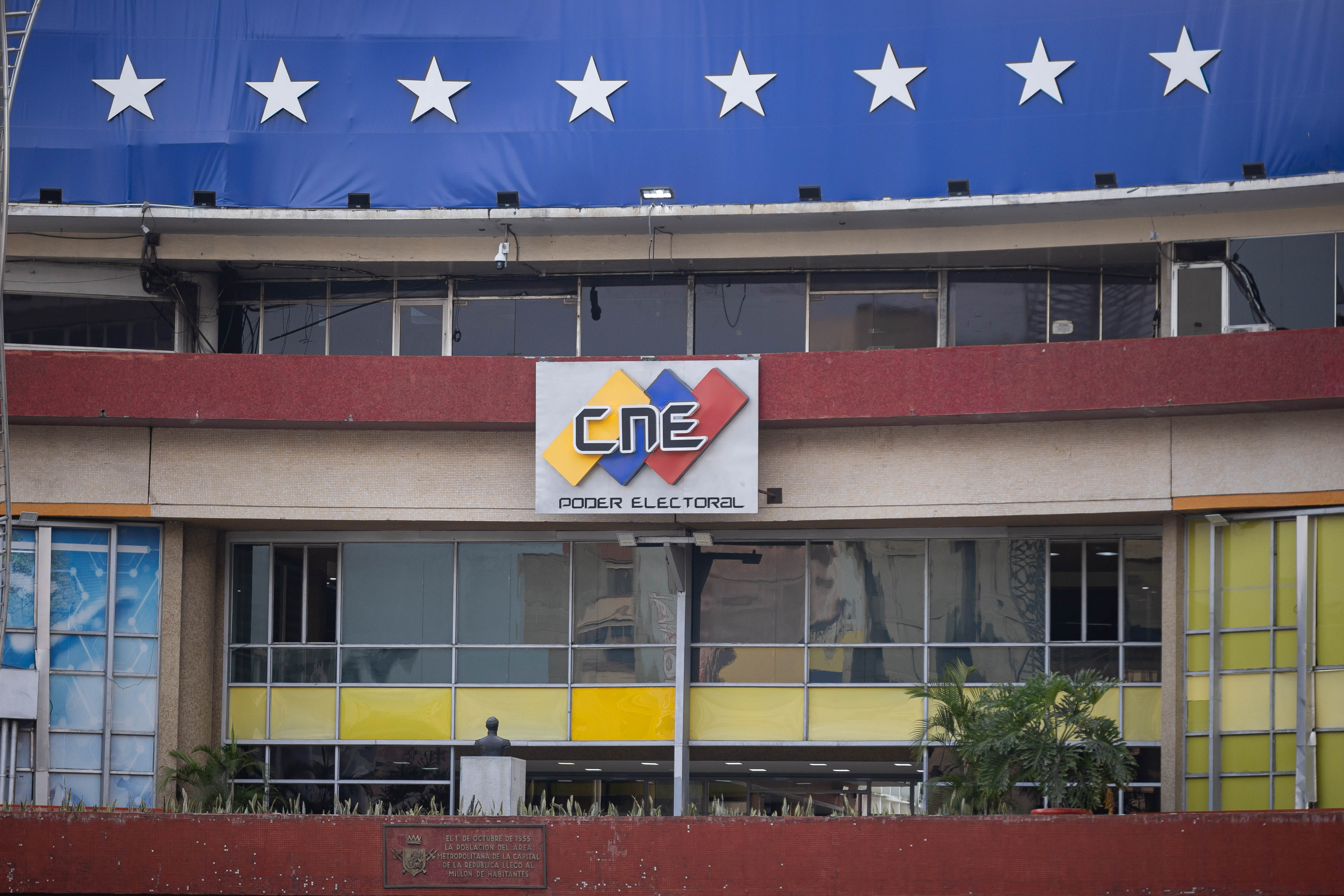 CARACAS (VENEZUELA), 3/03/2025.- Fotografía del 28 de febrero de 2025 donde se observa la sede del Consejo Nacional Electoral (CNE), en Caracas (Venezuela). La oposición venezolana se enfrenta, con la convocatoria a comicios legislativos y regionales en mayo próximo, a un dilema recurrente: "Legitimar a Nicolás Maduro" o promover un "acto de resistencia", lo que ya ha abierto dos visiones dentro del antichavismo y pone a prueba el liderazgo de María Corina Machado y Edmundo González Urrutia, coincidieron expertos y actores políticos consultados por EFE. EFE/ Ronald Peña R