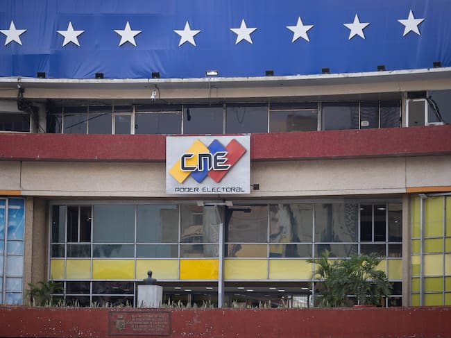 CARACAS (VENEZUELA), 3/03/2025.- Fotografía del 28 de febrero de 2025 donde se observa la sede del Consejo Nacional Electoral (CNE), en Caracas (Venezuela). La oposición venezolana se enfrenta, con la convocatoria a comicios legislativos y regionales en mayo próximo, a un dilema recurrente: "Legitimar a Nicolás Maduro" o promover un "acto de resistencia", lo que ya ha abierto dos visiones dentro del antichavismo y pone a prueba el liderazgo de María Corina Machado y Edmundo González Urrutia, coincidieron expertos y actores políticos consultados por EFE. EFE/ Ronald Peña R