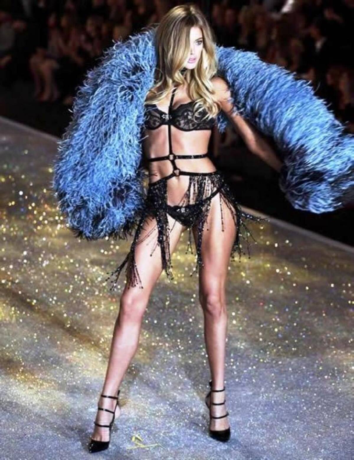 La modelo holandesa Doutzen Kroes camina por la pasarela durante el desfile de la marca de lencería Victoria's Secret