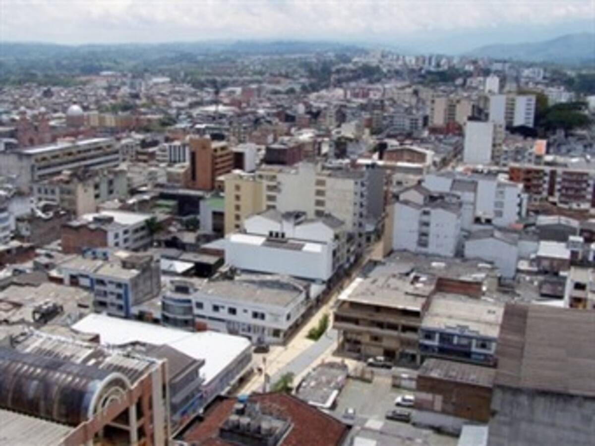 Hombre intentó suicidarse al querer lanzarse desde el último piso de un hotel en Armenia