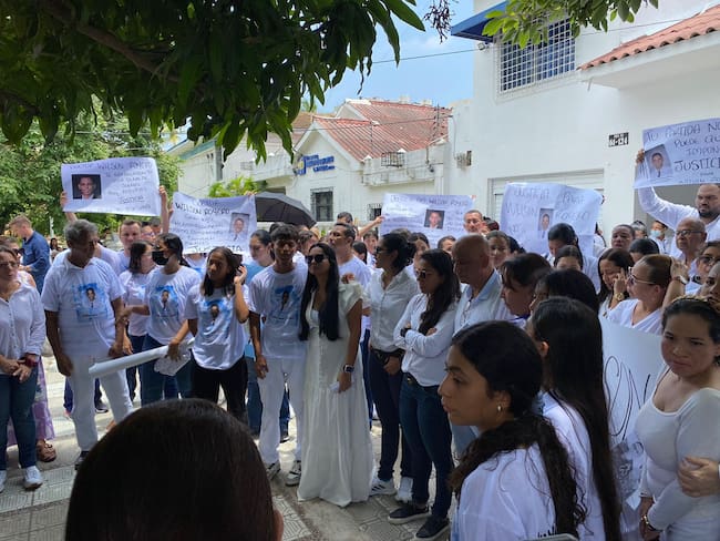 Plantón realizado por familiares de la víctima.