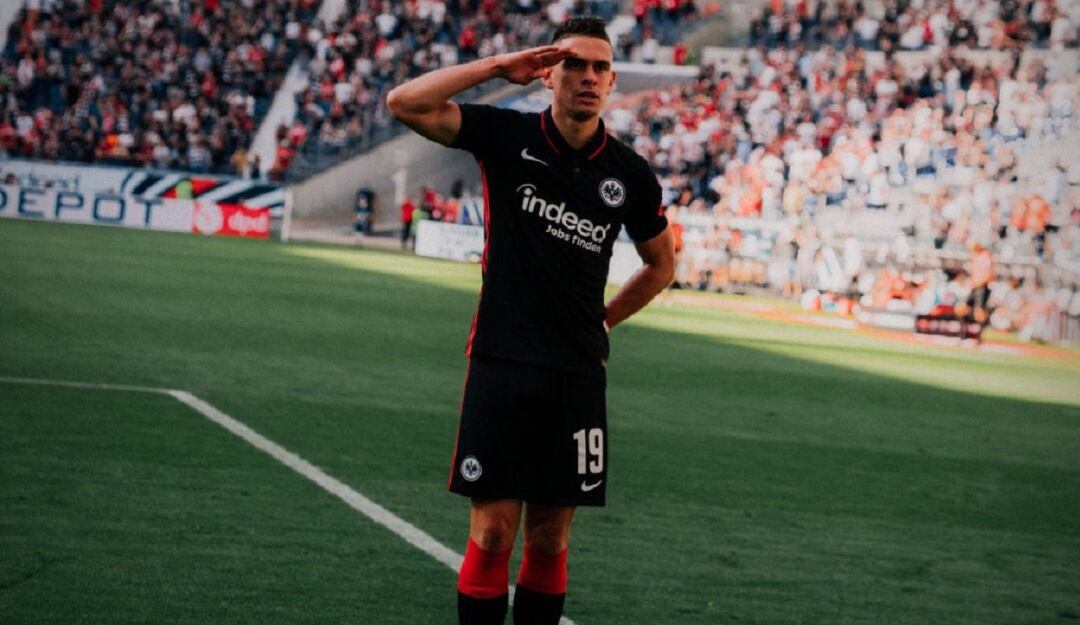 Rafael Santos Borré festeja su primer gol ofician con la camiseta del Frankfurt.