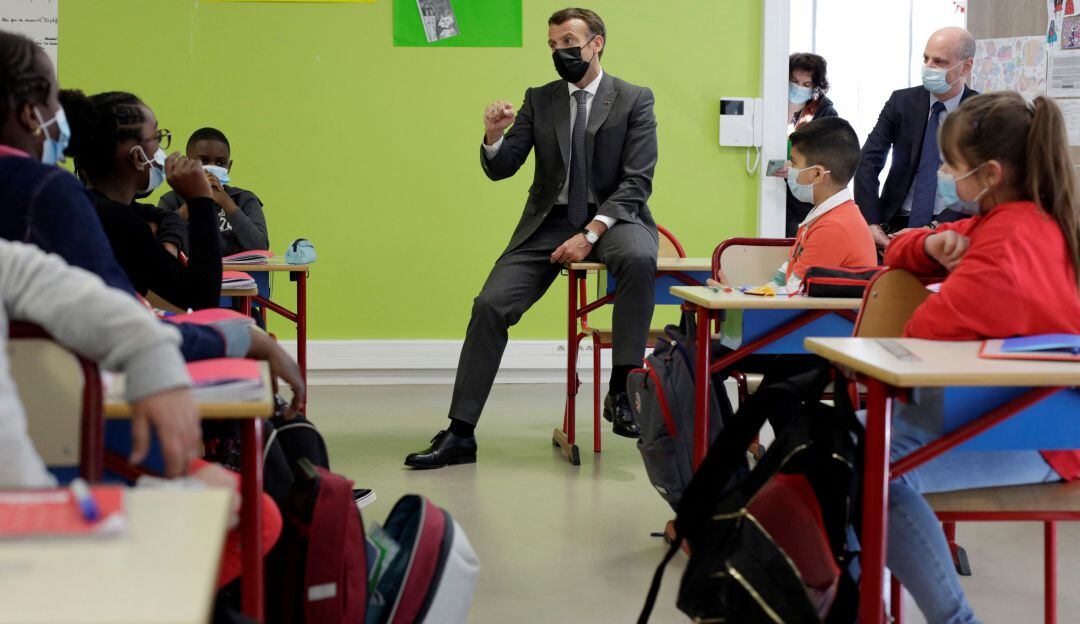 El presidente Emmanuel Macron en su visita a uno de los centros educativos 