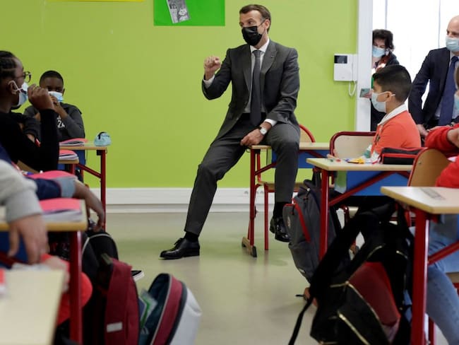 El presidente Emmanuel Macron en su visita a uno de los centros educativos 