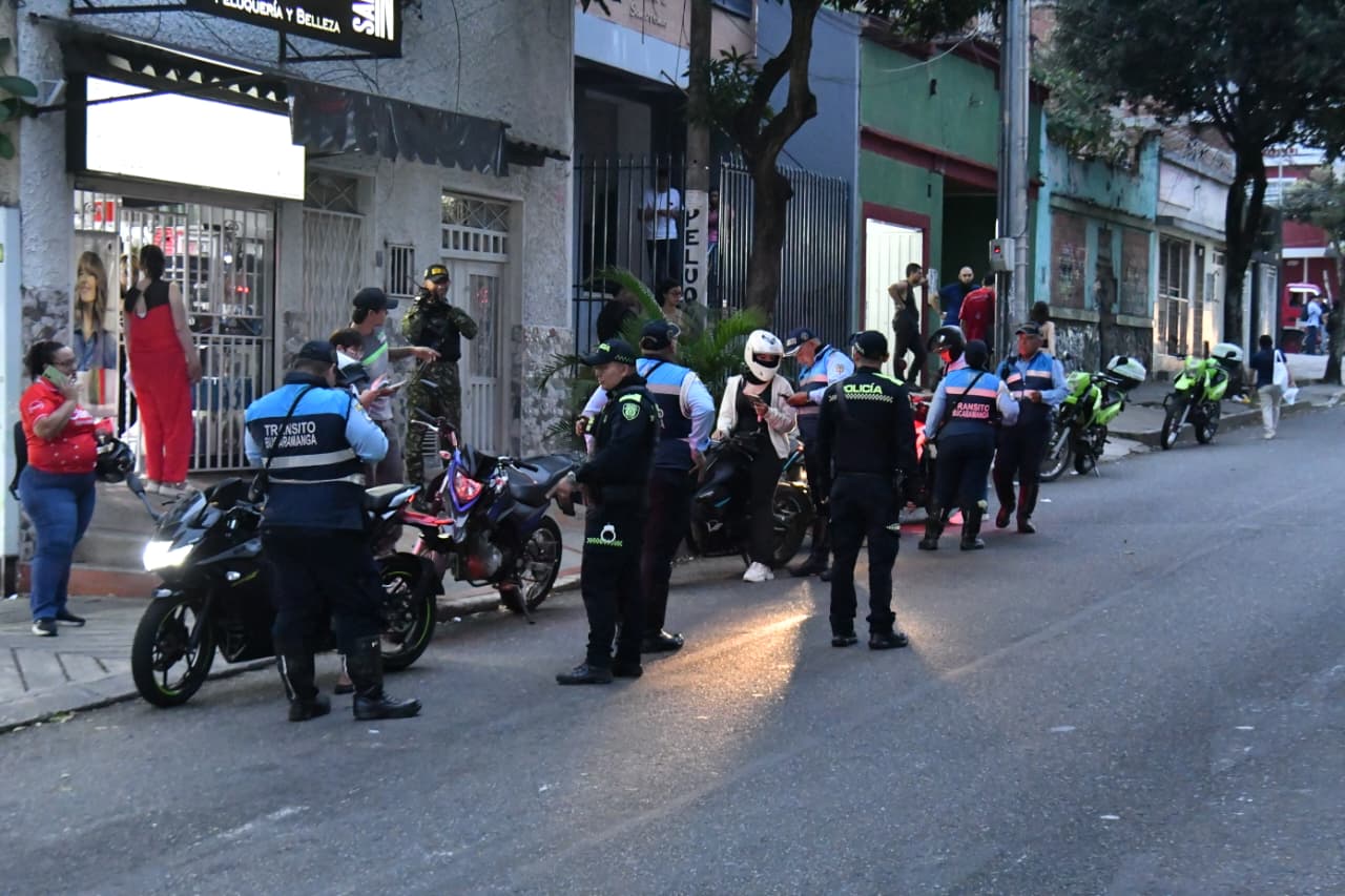 Más de 100 motos inmovilizadas durante operativos de control en Bucaramanga. Foto: Alcaldía de Bucaramanga. 