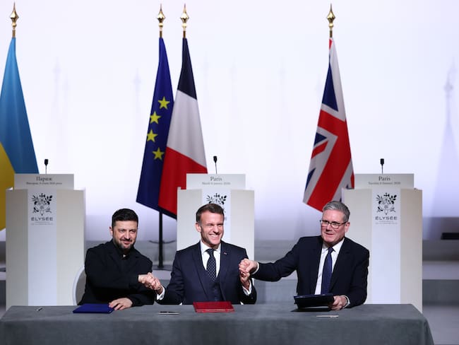 Volodímir Zelenski, Emmanuel Macron y Keir Starmer en el Palacio del Eliseo en París, el 6 de enero de 2026. FOTO: Tom Nicholson/Getty Images